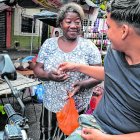 Carmen afirma que la mayoría de clientes lleva coco rallado para usarlo en postres.