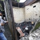 El incendio fue en una vivienda de construcción mixta. Una mesa y unas sillas fueron de las escasas cosas que pudieron rescatar.