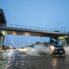 Vehículos transitan por una vía inundada debido a fuertes lluvias, en Guayaquil (Ecuador), el 20 de febrero de 2024.