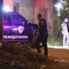 Agentes del Grupo de Intervención y Rescate también acudieron al sitio para descartar que haya otro objeto similiar en la zona.