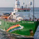 El barco Artic Sunrise, de la oenegé ambientalista internacional Greenpeace, estará mes y medio en el archipiélago ecuatoriano.