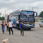 El pasaje se pagaba directamente a los oficiales de los buses.