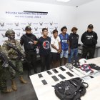 A los individuos se les encontró armas blancas, cuatro celulares, gorras y una máscara.