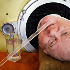 Alexander Paul en su pulmón de metal ha logrado graduarse en Derecho.