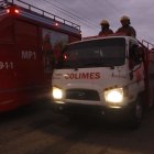 La llama que salía del interior de la industria se levantaba por más de tres metros sobre la edificación.