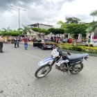 La víctima quedó dentro de su carro en la avenida principal 7 de Agosto.