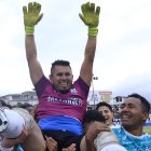 Roberto Salazar, arquero de Barrionuevo, cuando era alzado en hombros tras ser la figura de la final barrial.
