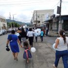 Varios familiares acudieron al sepelio llevando globos que después lanzaron al cielo.