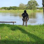 Vecinos creen que los atacantes irrumpieron en el barrio a través del manglar y dispararon indiscriminadamente.