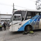 La moto quedó debajo del transporte urbano, mientras que los cascos de los ocupantes quedaron tirados en la avenida.