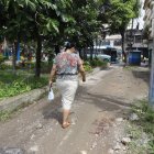 Este sábado 2 de marzo por la mañana, junto al parque, aún podía notarse un rastro de sangre dejado por el cadáver que quedó allí.