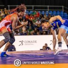 Luisa (d)  en medio de la pelea con la cubana a la que venció en semifinales del Clasificatorio y que le valió la entrada a los Juegos Olímpicos 2024.