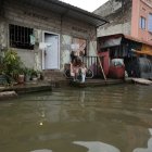 Los niños no pueden salir de sus casas por el nivel de las inundaciones. El agua no bajará hasta que pasen las lluvias.