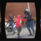 La mujer trataba de impedir que se le llevaran la carreta de granizados.