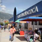 Afuera de la estación Río Coca aumentaron las ventas ambulantes a partir de la pandemia.