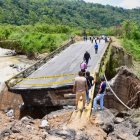 La caída del puente en el sector de Lelia se produjo tras las intensas lluvias que azotan a la región.
