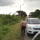 Los agentes de Policía recabaron indicios en los alrededores de la hacienda del afectado para hallar a los responsables.