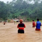 El desbordamiento de un río puso a correr a los moradores.