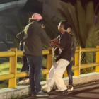 Jóvenes intervinieron y evitaron que ciudadano salte desde un puente.