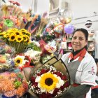 La vendedora sostiene un ejemplar que ayuda a los infieles a volver con sus parejas.