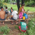 Bajo carpas, cocinan, lavan y procuran descansar, porque en las noches vigilan.