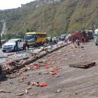 Un accidente de tránsito de un tráiler cargado de bebidas cerró el Paso Lateral en Ambato.