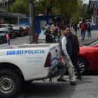 Hay personas que buscan pasar entre los vehículos para cruzar de una esquina a otra.