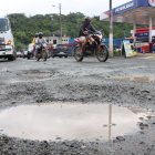 Los ‘huecarones’ comienzan en el ingreso de la vía hacia Las Mercedes, en sentido Santo Domingo de los Tsáchilas - Los Bancos.