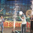 Momento en el que se grabó la final, y Nikki recibió el trofeo.