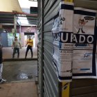Los comerciantes están desesperados por reabrir sus locales, su única fuente de ingresos.