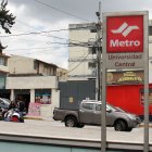 Cerca de las entradas es posible hallar a estudiantes consumiendo licor a plena luz del día.