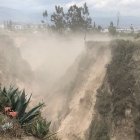 En el lugar los bomberos de Latacunga y Salcedo aseguraron la zona para evitar que los ciudadanos se pongan en peligro por los deslizamientos constantes.