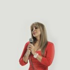 Silvana graba un videoclip de una nueva canción, antes de iniciar el tratamiento de radioterapias.