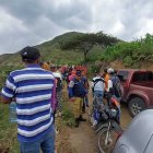 Personal policial, de Fiscalía, bomberos y familiares en el sitio donde estaban los restos.