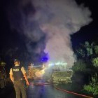 En la madrugada, los bomberos acudieron a apagar el fugo que consumía el vehículo.