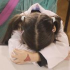 La menor le avisó a su abuela que la habían tocado mientras jugaba en el patio de juegos. El colegio no hizo nada y unos días después fue abusada nuevamente.