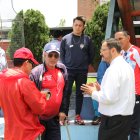 Marco Pazos (d) se reunió con el entrenador Ever Hugo Almeida (c), quien continuará en el club junto a su cuerpo técnico.