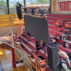 Cerca de una docena de trabajadores instalaron ayer la pantalla.