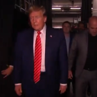 Trump llega al Kaseya Center junto a Dana White, presidente de la UFC.