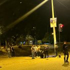 Agentes de la Dirección de Muertes Violentas (Dinased) constataron que a pocos metros de donde cayó el hombre se encontraba la motocicleta utilizada en el asalto.