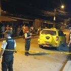 Por la forma en que quedó el cuerpo, se presume que el taxista iba a bajarse del automotor cuando ocurrió el ataque.