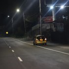 La avenida Simón Bolívar por las noches suele  tener menos carga vehicular que por el día.