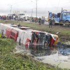 El bus quedó con el lado derecho sumergido en la zanja luego del accidente.