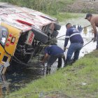 El transporte pesado tuvo que ser retirado de la zanja utilizando dos grúas. Con cables gruesos amarraron el carro para que se arrastrado.