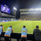 Jugadores de Barcelona viendo el partido que les ganó Independiente.