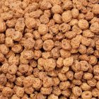 También se la conoce como nuez de tigre, nuez atigrada, castañuela, entre otros nombres.