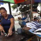 La mujer limpia y hasta aliña los pescados si se lo solicitan.