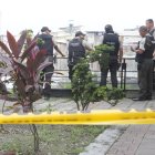 Los agentes policiales restringieron el acceso a esa orilla del estero.