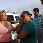 Rocío España (en el centro) rompió en llanto al encontrarse con Narcisa Zambrano (a su lado), quien ayudó a sus allegados en el accidente.