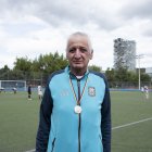 Edelmo Moya con la medalla de vicecampéon de su querido Juvenil Oriente.
